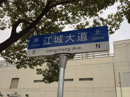 智能路牌 指引方向與距離的都市霓虹