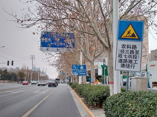 跟著路牌走，竟然是錯的霓虹燈